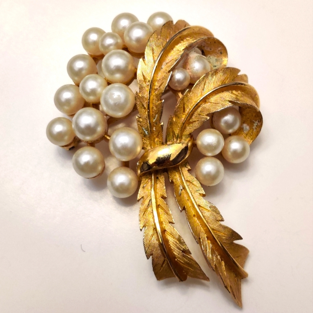 Stunning Trifari Bouquet Brooch w/Glass Pearls